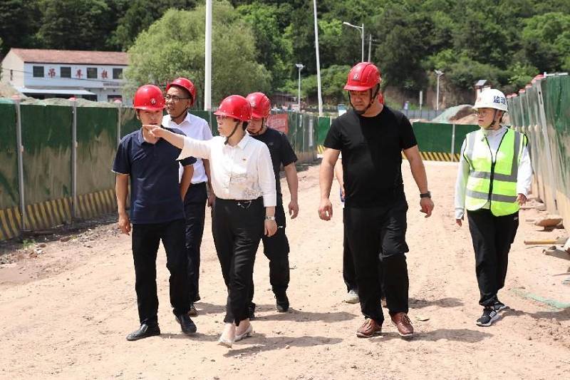 陜西建材科技公司黨委副書記、工會(huì)主席姜曉芹一行到黃陵新材公司調(diào)研指導(dǎo)工作