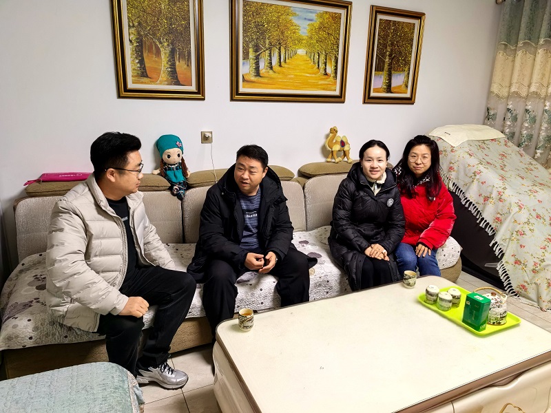 把溫暖送到職工家里——杜永康慰問(wèn)智引公司困難職工