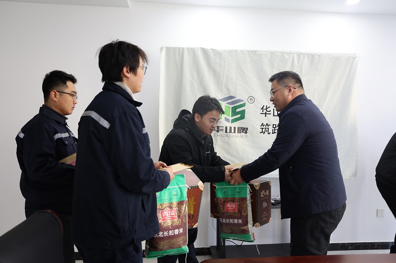 郭正亮到神木恒穩(wěn)公司調(diào)研并看望慰問(wèn)困難職工